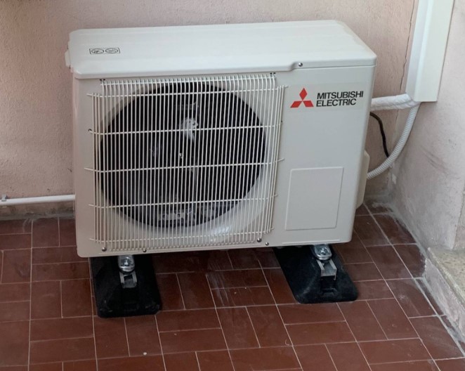 Unité extérieure Mitsubishi Electric sur façade cour à Marseille (13001) — support antivibratile et évacuation des condensats
